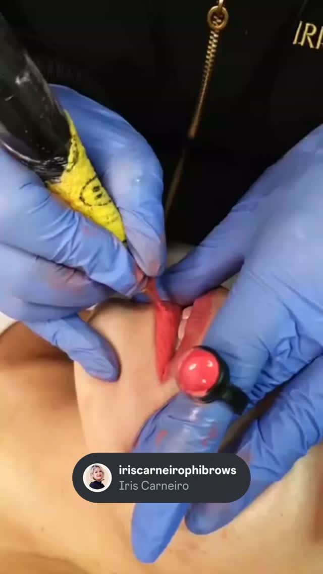 Aplicação de micropigmentação labial em execução